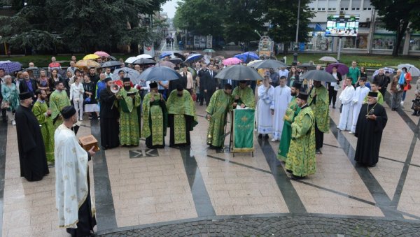ЛИТИЈА ПО ПЉУСКУ: Краљевчани обележавају Свету Тројицу (ФОТО) ЛИТИЈА ПО ПЉУСКУ: Краљевчани обележавају Свету Тројицу (ФОТО)