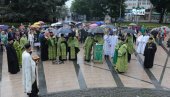 ЛИТИЈА ПО ПЉУСКУ: Краљевчани обележавају Свету Тројицу (ФОТО)