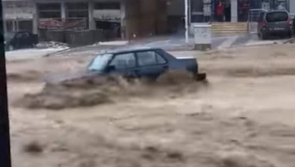 УРАГАН У ТУРСКОЈ, ИМА ПОГИНУЛИХ: Улице Анкаре под водом, река носи аутомобиле по путу (ВИДЕО) УРАГАН У ТУРСКОЈ, ИМА ПОГИНУЛИХ: Улице Анкаре под водом, река носи аутомобиле по путу (ВИДЕО)