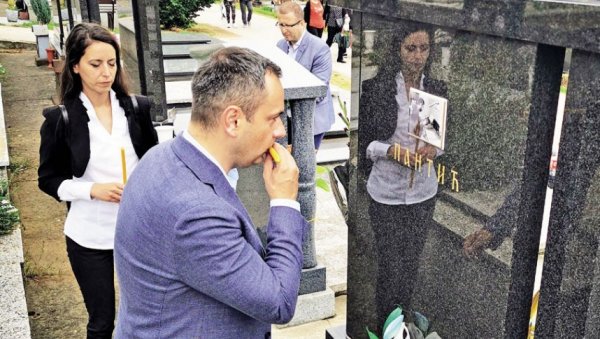 ИСТИНА О УБИСТВУ НОВИНАРА НОВОСТИ ЈОШ ЗАКОПАНА: Обележена 21 година од сурове ликвидације Милана Пантића ИСТИНА О УБИСТВУ НОВИНАРА НОВОСТИ ЈОШ ЗАКОПАНА: Обележена 21 година од сурове ликвидације Милана Пантића