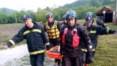 АКЦИЈА У СЕЛУ БОГДАНИЦА: Жена спасена из куће којој је претила поплава АКЦИЈА У СЕЛУ БОГДАНИЦА: Жена спасена из куће којој је претила поплава