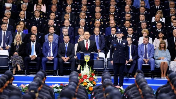 НА ВАМА ЈЕ ДА ЧУВАТЕ ВРЕДНОСТИ СРБИЈЕ: Вулин се обратио полицајцима који су положили свечану заклетву (ФОТО) НА ВАМА ЈЕ ДА ЧУВАТЕ ВРЕДНОСТИ СРБИЈЕ: Вулин се обратио полицајцима који су положили свечану заклетву (ФОТО)