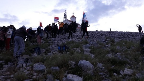 НА ТРОЈЧИНДАН: Ходочашће и молитва на врху Румије НА ТРОЈЧИНДАН: Ходочашће и молитва на врху Румије