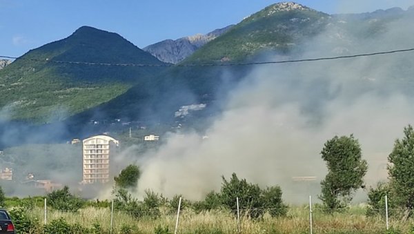 ГУСТ ДИМ ПРЕКРИО БАР: Пожар у центру града, јак ветар отежава гашење ГУСТ ДИМ ПРЕКРИО БАР: Пожар у центру града, јак ветар отежава гашење