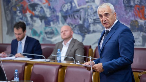 ПОСЛАНИК ДФ ДЕЈАН ЂУРОВИЋ О ШТРАЈКУ ПРОСВЕТАРА: Неки од њих штрајкују и глађу услед нерешеног стамбеног питања ПОСЛАНИК ДФ ДЕЈАН ЂУРОВИЋ О ШТРАЈКУ ПРОСВЕТАРА: Неки од њих штрајкују и глађу услед нерешеног стамбеног питања