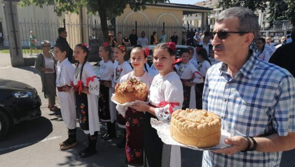 СВЕЧАНИЈЕ НЕГО ИКАД: Шапчани обележили славу Града (ФОТО) СВЕЧАНИЈЕ НЕГО ИКАД: Шапчани обележили славу Града (ФОТО)