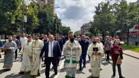 LITIJA ULICAMA GRADA: Leskovac obeležava svoju slavu LITIJA ULICAMA GRADA: Leskovac obeležava svoju slavu