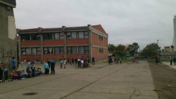 УЗРОК СТОМАЧНИХ ТЕГОБА БИЋЕ ПОЗНАТ У ЧЕТВРТАК: Нови детаљи оболевања чак 76 ученика у Александровцу УЗРОК СТОМАЧНИХ ТЕГОБА БИЋЕ ПОЗНАТ У ЧЕТВРТАК: Нови детаљи оболевања чак 76 ученика у Александровцу