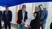 КРОВ НАД ГЛАВОМ ЗА 13 МАЛИШАНА: Уручени кључеви шест станова социјално угроженим ромским породицама у Новом насељу у Бијељини