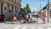 HAVARIJA ZATVORILA ULICU U CENTRU: Radovi na kanalizacionoj mreži u Zrenjaninu (FOTO) HAVARIJA ZATVORILA ULICU U CENTRU: Radovi na kanalizacionoj mreži u Zrenjaninu (FOTO)