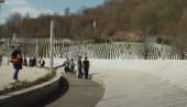 (ИСПРАВКА) У Поточарима не траже потпис за геноцид од стране гостију из иностранства (ИСПРАВКА) У Поточарима не траже потпис за геноцид од стране гостију из иностранства