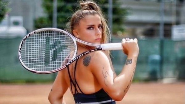 ТЕНИСКИ СВЕТ НА НОГАМА: Румунска тенисерка поделила фотографију мале Данке ТЕНИСКИ СВЕТ НА НОГАМА: Румунска тенисерка поделила фотографију мале Данке