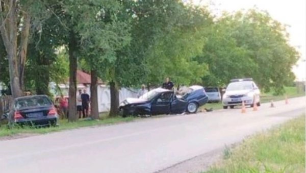 БМВ ГОТОВО СМРСКАН: Саобраћајна несрећа на путу Зрењанин-Вршац, сударила се три возила, има повређених! (ФОТО) БМВ ГОТОВО СМРСКАН: Саобраћајна несрећа на путу Зрењанин-Вршац, сударила се три возила, има повређених! (ФОТО)