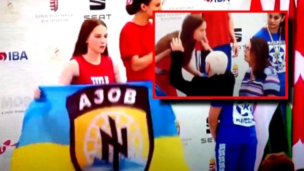 ИЗВАДИЛА ЗАСТАВУ АЗОВА, МАЂАРИ ЗАХТЕВАЛИ ДА ЈЕ СКЛОНИ? Инцидент на бокс турниру, Украјинка подржала озлоглашену јединицу (ВИДЕО) ИЗВАДИЛА ЗАСТАВУ АЗОВА, МАЂАРИ ЗАХТЕВАЛИ ДА ЈЕ СКЛОНИ? Инцидент на бокс турниру, Украјинка подржала озлоглашену јединицу (ВИДЕО)