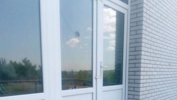 УДАРАЈУ И НА ДЕЦУ: Каменована школа у селу Гојбуља на Косову и Метохији (ФОТО) УДАРАЈУ И НА ДЕЦУ: Каменована школа у селу Гојбуља на Косову и Метохији (ФОТО)