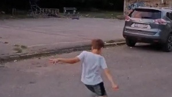 ДЕТЕ ПАРТИЗАНА ОЧАРАЛО СВЕТ: Малишан бравурама на бежанијским улицама одушевио планету (ВИДЕО) ДЕТЕ ПАРТИЗАНА ОЧАРАЛО СВЕТ: Малишан бравурама на бежанијским улицама одушевио планету (ВИДЕО)