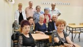 У СКАМИЈАМА КАО НЕКАД: Ученици новосадске Економске школе окупили се после шест деценија од матуре