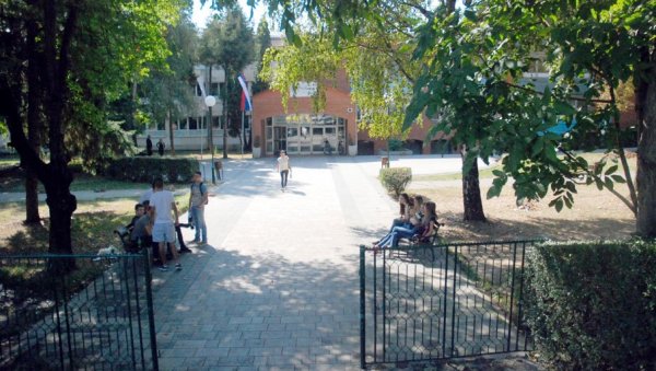УСПЕЛА ПЕТИЦИЈА, ВРАЋАЈУ ОДЕЉЕЊА: Позитивна одлука Министарства просвете о средњој школи Свети Трифун у Александровцу УСПЕЛА ПЕТИЦИЈА, ВРАЋАЈУ ОДЕЉЕЊА: Позитивна одлука Министарства просвете о средњој школи Свети Трифун у Александровцу