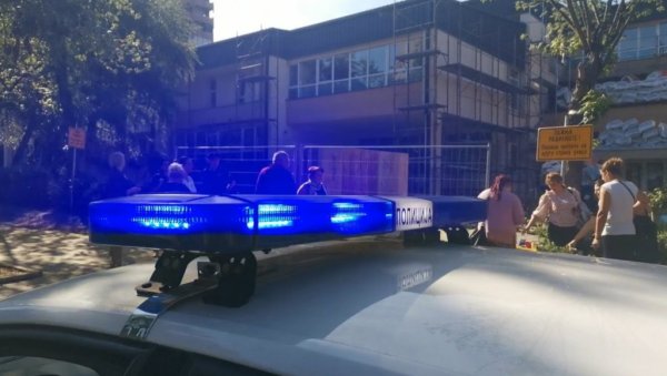 ПИПАО МАЛОЛЕТНИЦУ И ПРАВИО ХАОС У КРУШЕВЦУ: Девојчица се отгрла и побегла, полиција ухапсила изгредника ПИПАО МАЛОЛЕТНИЦУ И ПРАВИО ХАОС У КРУШЕВЦУ: Девојчица се отгрла и побегла, полиција ухапсила изгредника