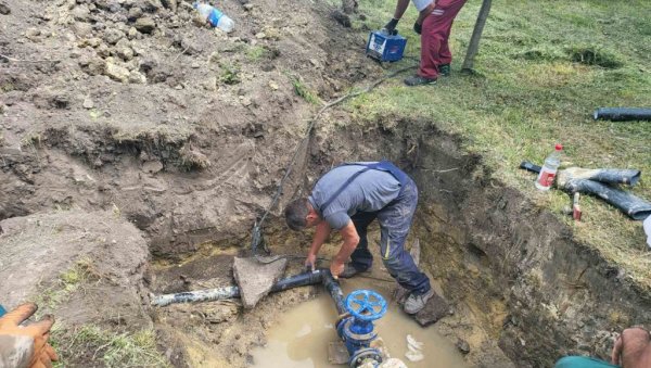 ВОДА У ПУНОМ МЛАЗУ: Домаћинства у Малом Стапару прикључена на издашне бунаре ВОДА У ПУНОМ МЛАЗУ: Домаћинства у Малом Стапару прикључена на издашне бунаре
