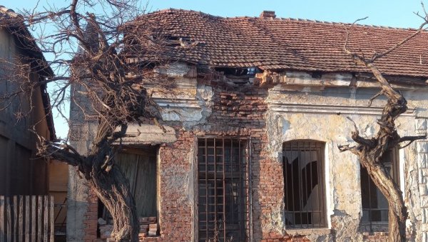 МАЛА ДИСОВА КУЋА НАША ВЕЛИКА БРУКА: Родни дом чувеног српског песника у селу Заблаће код Чачка пропада и прети му потпуно урушавање МАЛА ДИСОВА КУЋА НАША ВЕЛИКА БРУКА: Родни дом чувеног српског песника у селу Заблаће код Чачка пропада и прети му потпуно урушавање