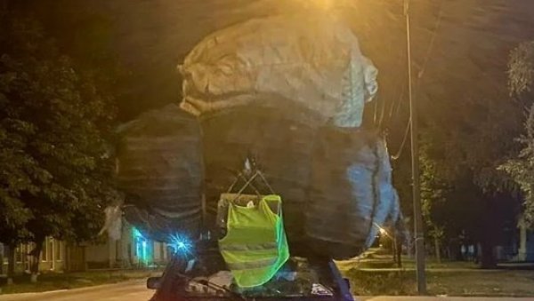 НЕРЕАЛНА СЦЕНА ИЗ ЗРЕЊАНИНА Спаковао се за пут, а на мрежама му поручују: Може ту још да стане (ФОТО) НЕРЕАЛНА СЦЕНА ИЗ ЗРЕЊАНИНА Спаковао се за пут, а на мрежама му поручују: Може ту још да стане (ФОТО)