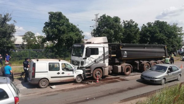 ФОТОГРАФИЈЕ И СНИМЦИ СА МЕСТА НЕСРЕЋЕ: Возач комбија погинуо у судару код Смедерева (ФОТО/ВИДЕО) ФОТОГРАФИЈЕ И СНИМЦИ СА МЕСТА НЕСРЕЋЕ: Возач комбија погинуо у судару код Смедерева (ФОТО/ВИДЕО)