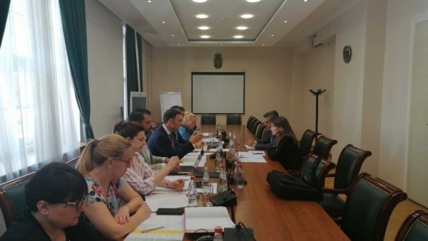 СРБИЈА ПОТПУНО ФИНАНСИЈСКИ СТАБИЛНА: Министар Мали разговарао са представницима ММФ о повећању пензија СРБИЈА ПОТПУНО ФИНАНСИЈСКИ СТАБИЛНА: Министар Мали разговарао са представницима ММФ о повећању пензија