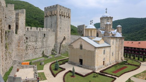 OPET ĆE ODJEKIVATI MANASTIRSKOM PORTOM: Manasija će posle stotinu godina dobiti nova zvona OPET ĆE ODJEKIVATI MANASTIRSKOM PORTOM: Manasija će posle stotinu godina dobiti nova zvona