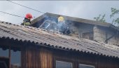 СА ПЛАМЕНОМ СЕ БОРИЛО СЕДАМ ВАТРОГАСЦА: Пожар у Ужицу, густи дим прекрио насеље (ВИДЕО) СА ПЛАМЕНОМ СЕ БОРИЛО СЕДАМ ВАТРОГАСЦА: Пожар у Ужицу, густи дим прекрио насеље (ВИДЕО)