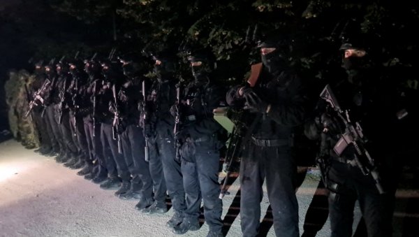 ПОНОСАН САМ: Министар Вулин присуствовао тактичко-показној вежби припадника Специјалне антитерористичке јединице у ноћним условима ПОНОСАН САМ: Министар Вулин присуствовао тактичко-показној вежби припадника Специјалне антитерористичке јединице у ноћним условима