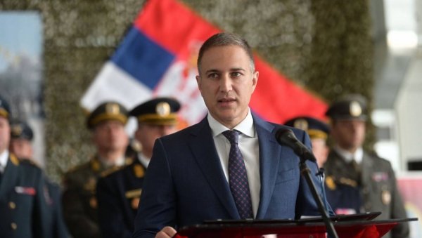 ВОЈСКА СРБИЈЕ СВЕ ЈАЧА: Стефановић - Грађани да буду спокојни, Вучић је значајно повећао плате војницима ВОЈСКА СРБИЈЕ СВЕ ЈАЧА: Стефановић - Грађани да буду спокојни, Вучић је значајно повећао плате војницима