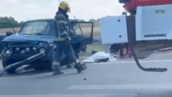 (УЗНЕМИРУЈУЋИ ВИДЕО) ПОЈАВИО СЕ СНИМАК НЕСРЕЋЕ КОД ДОБАНОВАЦА: Аутомобил згужван, непомично тело лежи на путу (УЗНЕМИРУЈУЋИ ВИДЕО) ПОЈАВИО СЕ СНИМАК НЕСРЕЋЕ КОД ДОБАНОВАЦА: Аутомобил згужван, непомично тело лежи на путу