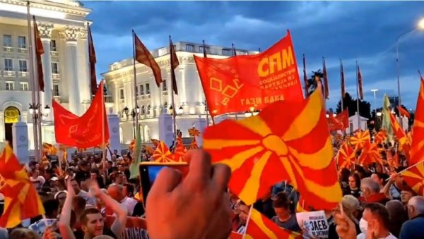 НОВИ ПРОТЕСТ У СКОПЉУ: Демонстранти гађали зграду владе НОВИ ПРОТЕСТ У СКОПЉУ: Демонстранти гађали зграду владе