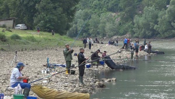 ПРАЗНИК ЗА ЧУЛА ИЗ КОТЛИЋА: На обали Дрине одржане Скобаљијада и гурманијада у Малом Зворнику