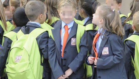U SVAKOJ ŠKOLI GRB, HIMNA I UNIFORMA: Tek što su učenici otišli na raspust opet aktuelizovano večito pitanje đačkih kecelja U SVAKOJ ŠKOLI GRB, HIMNA I UNIFORMA: Tek što su učenici otišli na raspust opet aktuelizovano večito pitanje đačkih kecelja