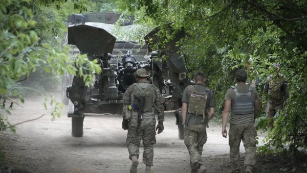 КИЈЕВ ТОПОВСКИМ МЕСОМ ПОКУШАВА ДА ЗАПУШИ РУПЕ: Украјинци беже са линија, а уместо њих стижу јединице без потребног искуства (ВИДЕО/МАПА) КИЈЕВ ТОПОВСКИМ МЕСОМ ПОКУШАВА ДА ЗАПУШИ РУПЕ: Украјинци беже са линија, а уместо њих стижу јединице без потребног искуства (ВИДЕО/МАПА)