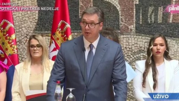 ВУЧИЋ УРУЧИО УГОВОРЕ НАЈБОЉИМ ДИПЛОМЦИМА МЕДИЦИНЕ: Ново повећање плата до краја године (ВИДЕО) ВУЧИЋ УРУЧИО УГОВОРЕ НАЈБОЉИМ ДИПЛОМЦИМА МЕДИЦИНЕ: Ново повећање плата до краја године (ВИДЕО)