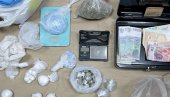 PRONAĐENO PREKO ČETIRI KILOGRAMA NARKOTIKA: Uhapšen muškarac iz Zrenjanina PRONAĐENO PREKO ČETIRI KILOGRAMA NARKOTIKA: Uhapšen muškarac iz Zrenjanina