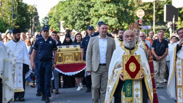 МОШТИ У ШИДСКОЈ ЛАЗАРИЦИ: Свети кивот са честицом великомученика кнеза Лазара пренет у нови храм МОШТИ У ШИДСКОЈ ЛАЗАРИЦИ: Свети кивот са честицом великомученика кнеза Лазара пренет у нови храм