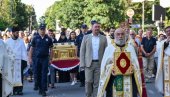 MOŠTI U ŠIDSKOJ LAZARICI: Sveti kivot sa česticom velikomučenika kneza Lazara prenet u novi hram