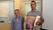 ДИГЛИ ХАЈКУ ЗБОГ ИКОНА: ДПС се обрушио на власт у Никшићу око доделе Луче ДИГЛИ ХАЈКУ ЗБОГ ИКОНА: ДПС се обрушио на власт у Никшићу око доделе Луче