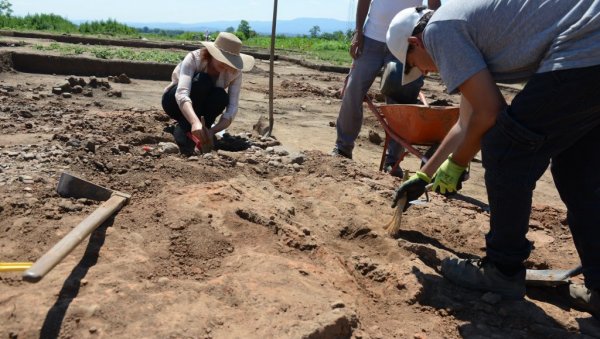 ВЕЛИКО ОТКРИЋЕ АРХЕОЛОГА КОД КРАЉЕВА: Насеље је постојало од 5.500. до 4.500. године пре нове ере, с краја јединствене винчанске културе ВЕЛИКО ОТКРИЋЕ АРХЕОЛОГА КОД КРАЉЕВА: Насеље је постојало од 5.500. до 4.500. године пре нове ере, с краја јединствене винчанске културе