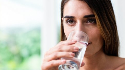 VIŠE ŠTETE NEGO KORISTI: Tri važna razloga zašto nije dobro piti vodu tokom jela VIŠE ŠTETE NEGO KORISTI: Tri važna razloga zašto nije dobro piti vodu tokom jela