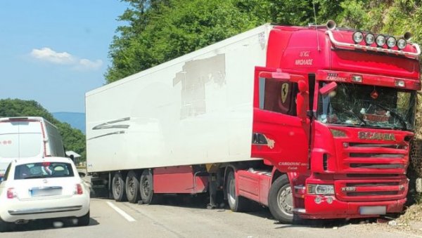 ЛАНЧАНИ СУДАР КОД НОВЕ ВАРОШИ: Аутомобил се током претицања закуцао у камион, потпуни хаос на путу ЛАНЧАНИ СУДАР КОД НОВЕ ВАРОШИ: Аутомобил се током претицања закуцао у камион, потпуни хаос на путу