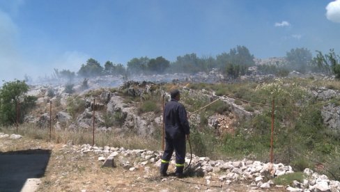 SVUGDE BUKTE POŽARI: Vatrogasci i policija u Hercegovini apeluju na građane