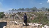 СВУГДЕ БУКТЕ ПОЖАРИ: Ватрогасци и полиција у Херцеговини апелују на грађане СВУГДЕ БУКТЕ ПОЖАРИ: Ватрогасци и полиција у Херцеговини апелују на грађане