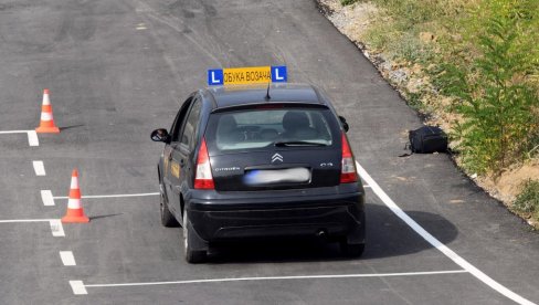 VOZAČKI ISPIT KOŠTA I DO 4.400 EVRA U NEMAČKOJ: Kandidati sve više varaju na polaganju, moguća elektronska provera VOZAČKI ISPIT KOŠTA I DO 4.400 EVRA U NEMAČKOJ: Kandidati sve više varaju na polaganju, moguća elektronska provera