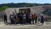 BLOKADA ZBOG ODUZETE ZEMLJE: Porodica Milinković traži novac za parcelu BLOKADA ZBOG ODUZETE ZEMLJE: Porodica Milinković traži novac za parcelu