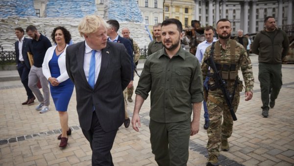 НЕ ПОТПИСУЈТЕ НИШТА С РУСИМА: Како је Џонсон спречио Кијев да прихвати захтеве Москве за мир НЕ ПОТПИСУЈТЕ НИШТА С РУСИМА: Како је Џонсон спречио Кијев да прихвати захтеве Москве за мир
